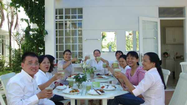 trish-cung-cac-ban-tinh-nguyen-vien
