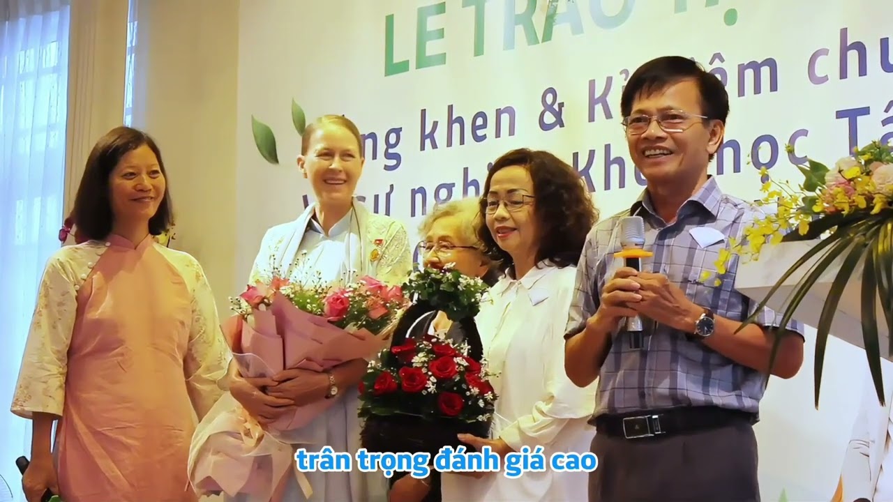 Phó Giáo sư, TS Đinh Phương Duy, phát biểu ở lễ trao Bằng khen cho Cô Trish Summerfield