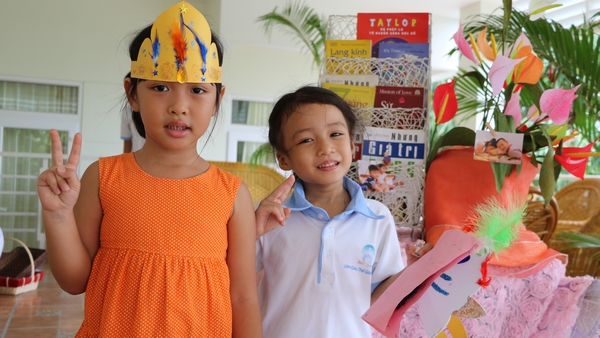 Niềm vui và hạnh phúc tràn ngập trái tim trẻ