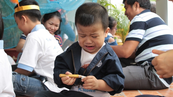 nghe tiếng con khóc