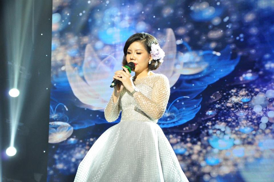 lệ hồng biểu diễn trên sân khấu