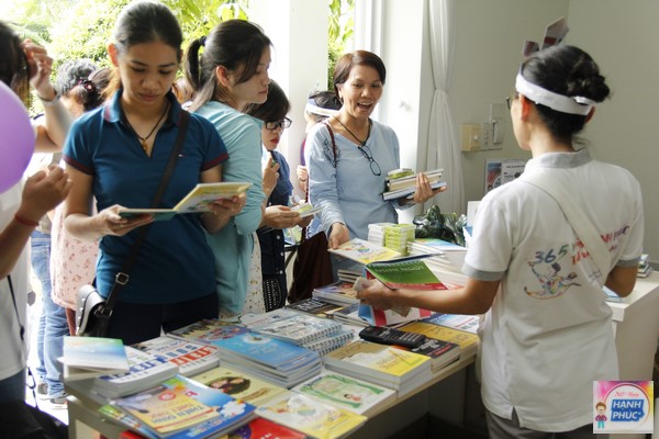 chọn mua sách tại Trung tâm Inner Space Việt Nam