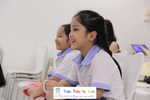 tre-nho-cuoi-hon-nhien